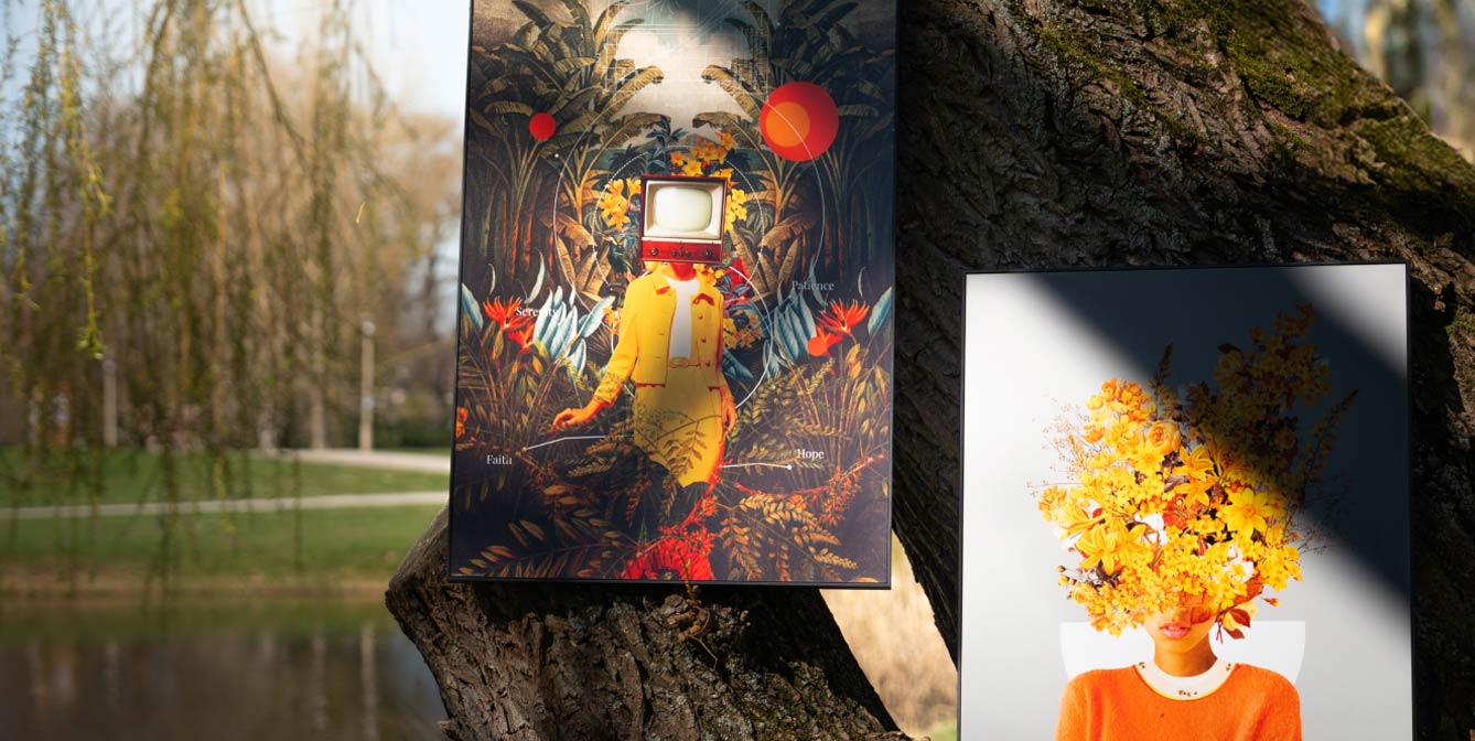 Dois quadros surrealistas pendurados numa árvore no parque – à esquerda: figura com televisão como cabeça num cenário tropical, à direita: retrato com flores amarelas em vez de rosto