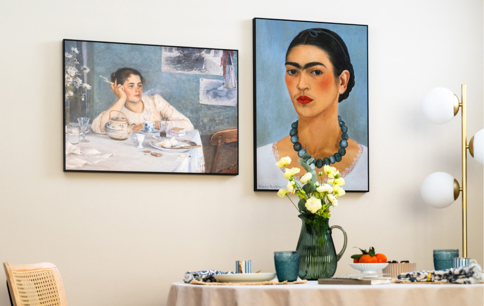 Sala de jantar com dois pósteres