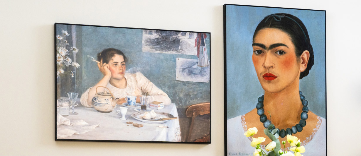 Sala de jantar com dois pósteres