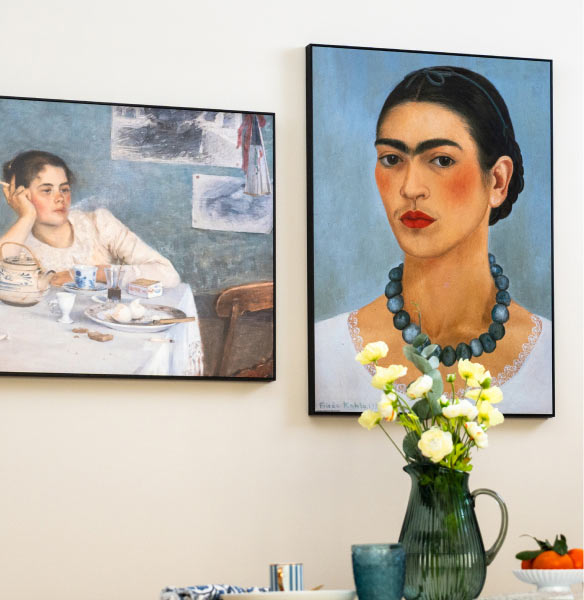 Sala de jantar com dois pósteres